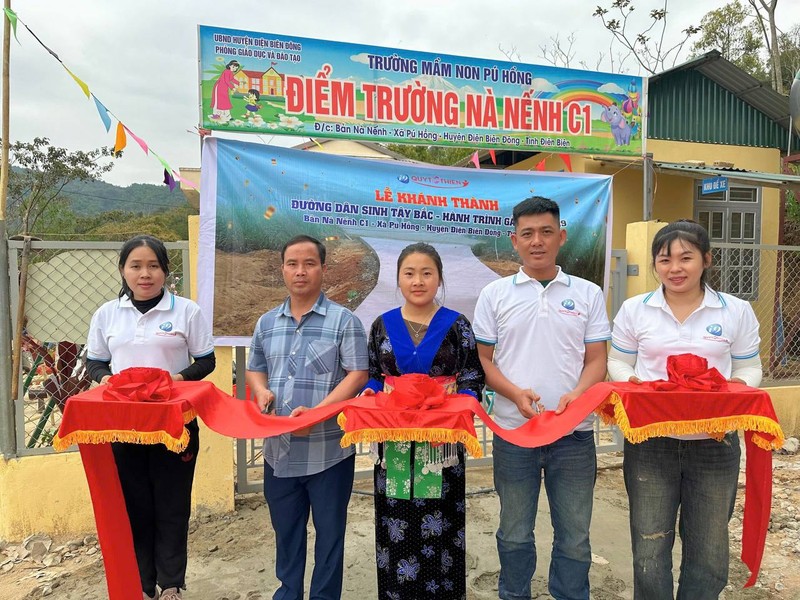 Hình ảnh mô tả không khí lễ hội truyền thống Việt Nam với các trò chơi dân gian