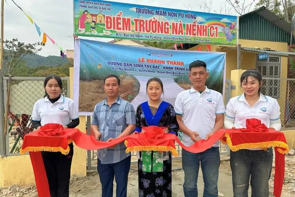 Các biểu tượng đánh giá sao và bình luận tích cực từ người dùng, thể hiện uy tín và danh tiếng của nền tảng xóc đĩa trong cộng đồng.