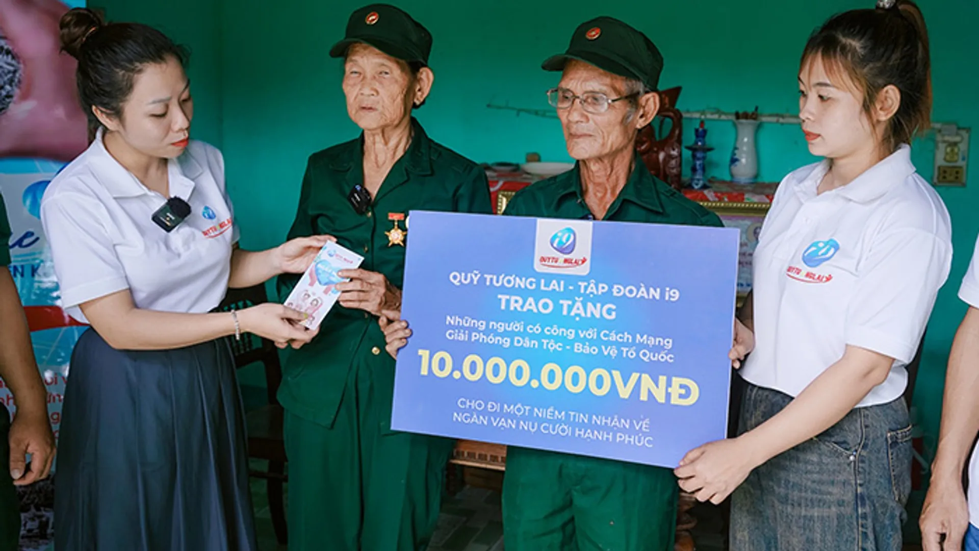 Hình ảnh hỗ trợ khách hàng và giải đáp thắc mắc về xóc đĩa 88