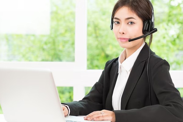 Nhân viên hỗ trợ khách hàng thân thiện đang tương tác qua chat trực tuyến, thể hiện dịch vụ chuyên nghiệp và sẵn sàng 24/7.
