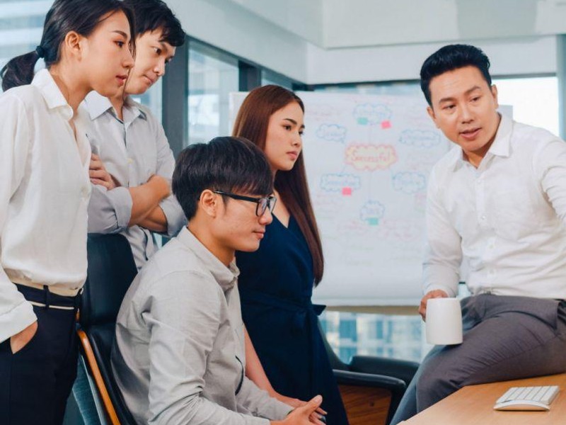 Hình ảnh tổng kết về việc chơi cá cược thông minh và an toàn, với các biểu tượng về quản lý tài chính và tự kiểm soát.